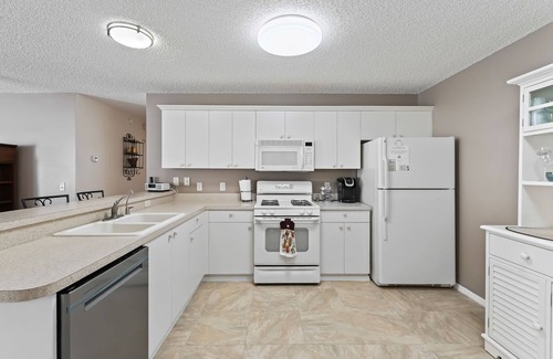 Belvedere Villa | Cozy 2/2 Patio Villa: Enjoy Florida Living at Its Finest!