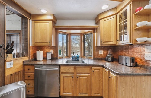 East Leroy House | Cozy 2.5 Acres Farmhouse in Battle Creek whit hot tub