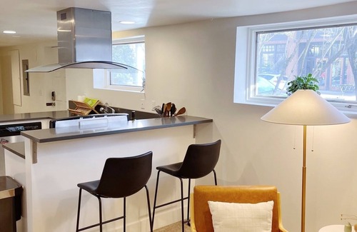 Hosford-Abernethy Apartment | Cozy 2 bed apartment in the heart of SE Portland. Full kitchen & washer dryer!