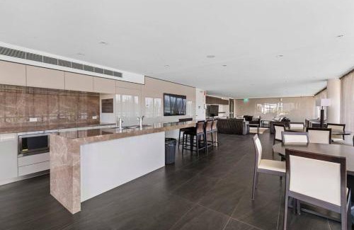 Milton Apartment | Cozy 2 bed Retreat Milton - Pool, Walk to SStadium
