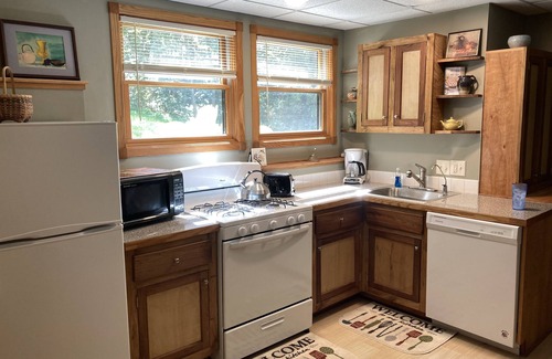 Waterford Apartment | Cozy 2 bedrm apart with full kitchen surrounded by woods 25 mins from Milwaukee