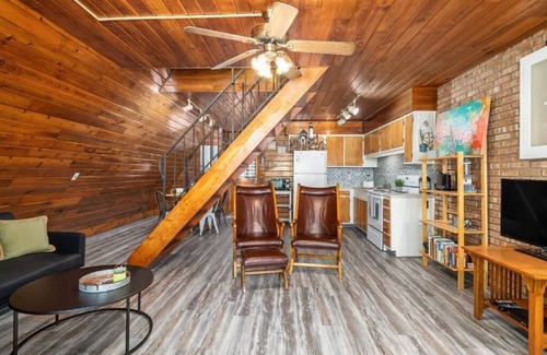 Stevensville House | Cozy 2 bedroom 1.5 bath Lake House Cabin