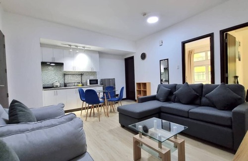 Bangkal Condo | Cozy 2-Bedroom 2-Bath condo San Lorenzo Place Makati WiFi 4KM NAIA
