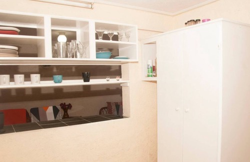 Maynards House | Cozy 2 bedroom air conditioned 1 bathroom apartment with swimming pool .