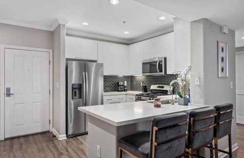 Downtown Apartment | Cozy 2-bedroom apartment in pleasant Glendale with WiFi, AC