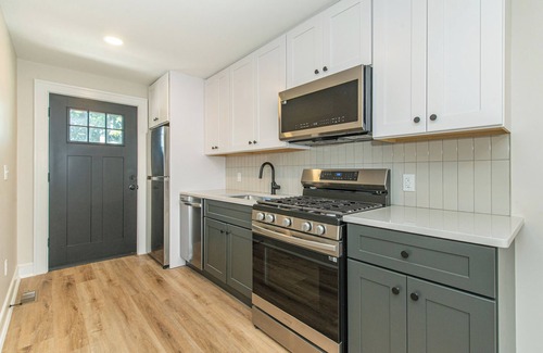 Manville Apartment | Cozy 2-bedroom apartment 9 mins from RWJ hospital and Somerville with central AC