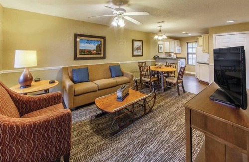 Lee Apartment | Cozy 2-bedroom apartment with AC, fitness room and WiFi in welcoming Lee