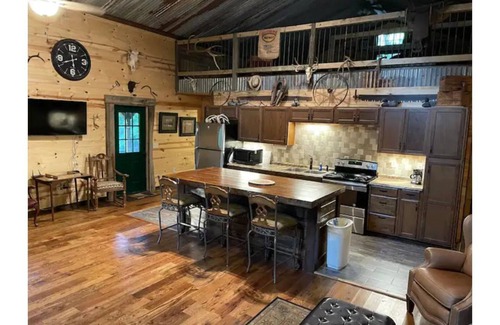 Pettit Cabin | Cozy 2 bedroom bunkhouse at Pettit Bay