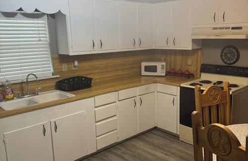 Murfreesboro Cabin | Cozy 2-bedroom cabin with WiFi, AC in charming Murfreesboro on Lake Greeson.