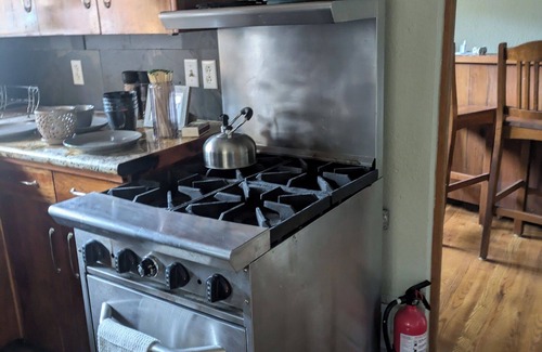 Grants Pass Cabin | Cozy 2-bedroom cabin in serene Grants Pass with WiFi