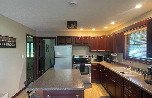 Kimbolton Cabin | Cozy 2 bedroom cabin with large loft near Salt Fork Park and Lake with WiFi, AC