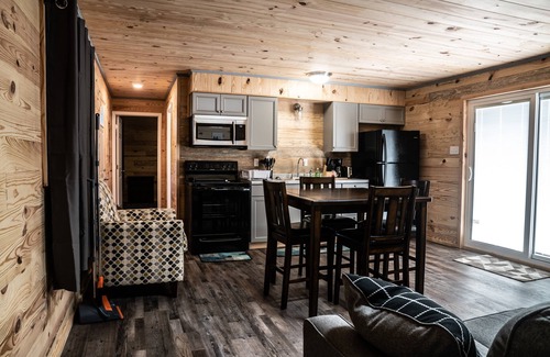 Albany Cabin | Cozy 2-bedroom cabin/w Slip on Dale Hollow Lake in Albany, KY