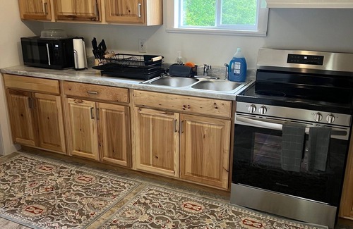 Bluewell Cabin | Cozy 2-bedroom cabin with WiFi, AC in delightful Rock. 2 minutes from trails.