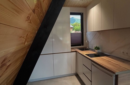 Likani Ski Chalet | Cozy 2-bedroom chalet in wonderful Tba with AC