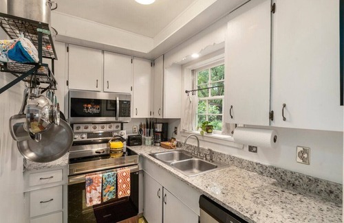 Winterville Cottage | Cozy 2-bedroom cottage with WiFi, AC in charming Winterville