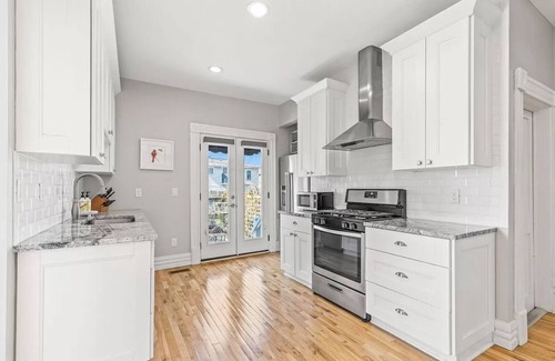 Weinland Park House | Cozy 2-bedroom Cottage with WiFi & AC in Italian Village,Columbus