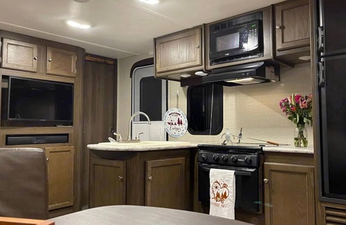Lexington House | Cozy 2-bedroom Glamping RV with AC, fitness room, WiFi at KHP