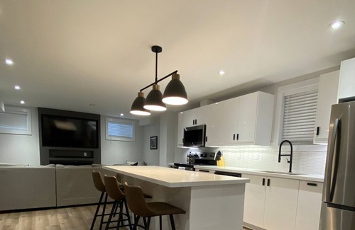 Bradford House | Cozy 2 Bedroom Guest Suite -(Bradford, Ontario)