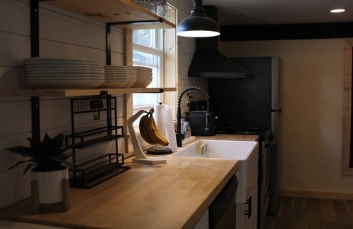 McKownville House | Cozy 2 bedroom home, Fast WIFI, Free Parking, BBQ