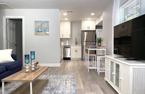 Gillespie Park House | Cozy 2-bedroom house in awesome Sarasota with AC, WiFi
