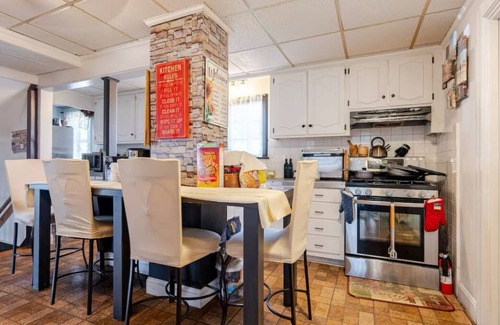 Stoneham House | Cozy 2-bedroom house in a tranquil neighborhood in Stoneham with WiFi, AC