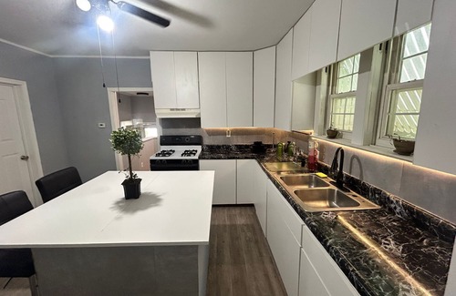 Canton House | Cozy 2-bedroom house in Canton, Illinois with WiFi, AC. Book now