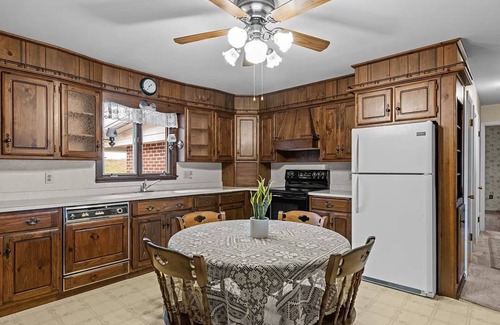 Dauberville House | Cozy 2-bedroom house outside Reading with WiFi, three-season room.