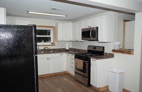 Paradise House | Cozy 2-bedroom house with WiFi in Paradise near restaurants and attractions