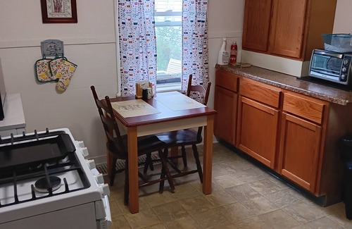 Erie House | Cozy 2-bedroom house with AC/summer in Erie. Back street promenade overlooks bay