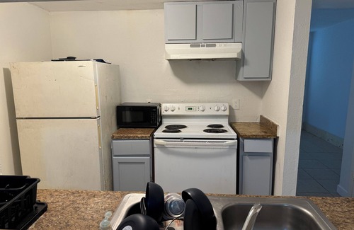 Harvey House | Cozy 2-bedroom in Harvey with fast wifi. Apt A