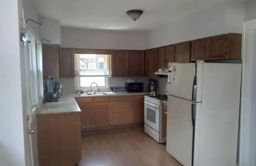 Highland Square Apartment | Cozy 2 bedroom in Highland Square, pets welcome!