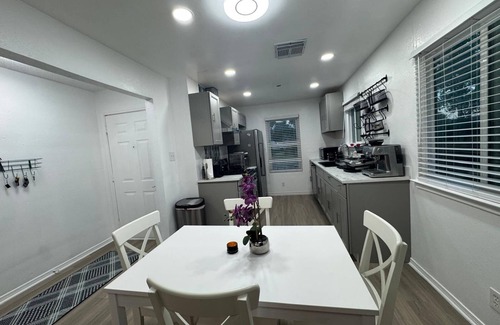 Round Rock House | Cozy 2 Bedroom in Round Rock, King Bed, kalahari and close to the downtown