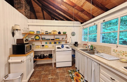 Stow Cottage | Cozy 2-bedroom Lakeside Cottage in Stow with WiFi
