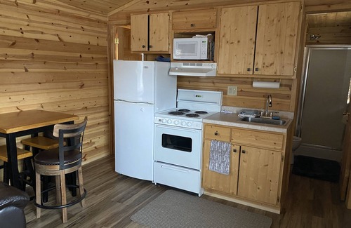 Grassy Butte Cabin | Cozy 2 bedroom Log Cabin