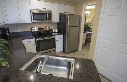 Weston Resort | Cozy 2-bedroom resort with WiFi, AC, fitness room in peaceful Weston
