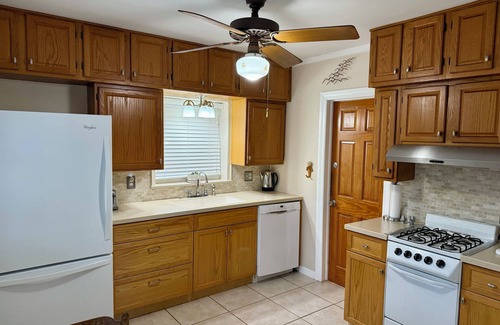 Lake Ridge House | Cozy 2 bedroom Florida Style Cottage Centrally Located - 8 minutes to Beach
