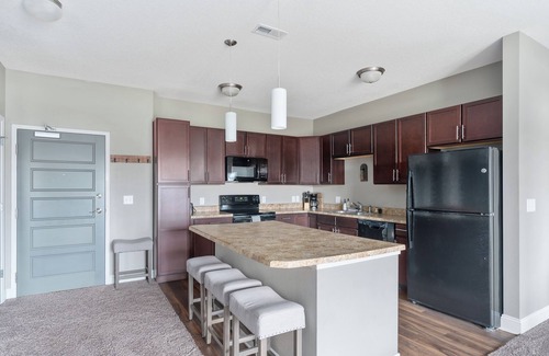 West Des Moines Apartment | Cozy 2-bedroom apartment in peaceful West Des Moines with AC, WiFi