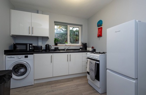 Woking House | Cozy 2 bedroom with parking