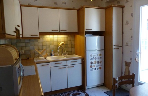 Moulins Cottage | Cozy 2-Person City House with Courtyard, Near Downtown, WiFi, Free Bikes and Parking