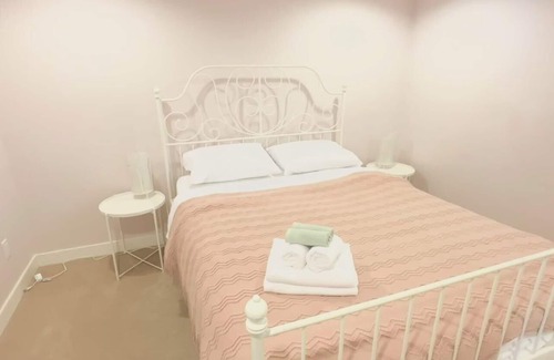 Delta House | COZY 2bed-2bath independent walkout suit holiday home in Delta.
