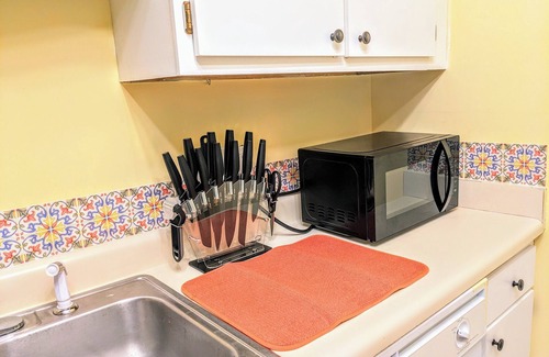 Greensboro Condo | Cozy 2BR/1BA Condo with Modern Furnishings, High-Speed Wi-Fi, In-Unit Laundry