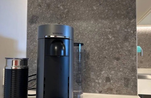 Lyneham Apartment | Cozy 2BR-2BA Rooftop Pool & BBQ, WiFi & Netflix