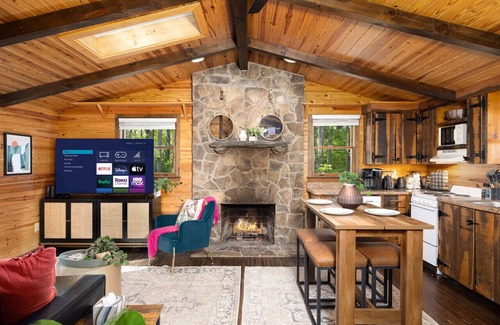 Stanardsville House | Cozy 2BR Cabin w/Hot Tub, Fire Pit Near Shenandoah