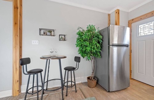 South Park Apartment | Cozy 2BR Cottage Near Miami Valley Hospital & UD