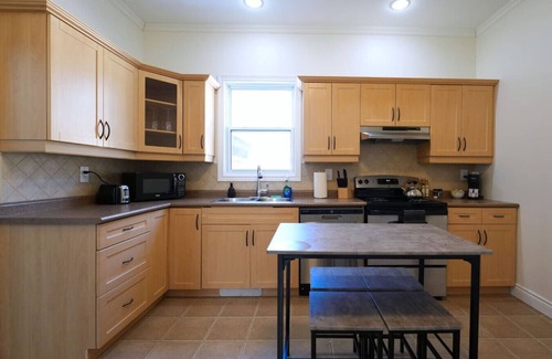 South London House | Cozy 2BR in Wortley Village + 2-car Parking + WiFi