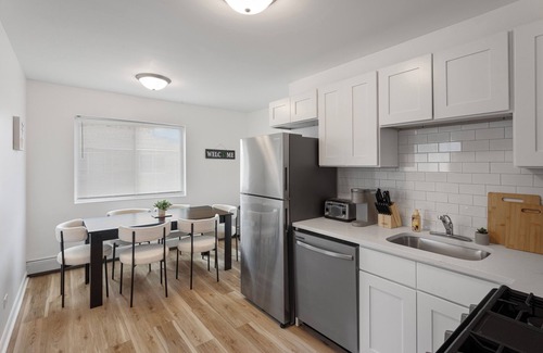 Des Plaines Apartment | Cozy 2BR Near O'Hare, Free WiFi & Parking