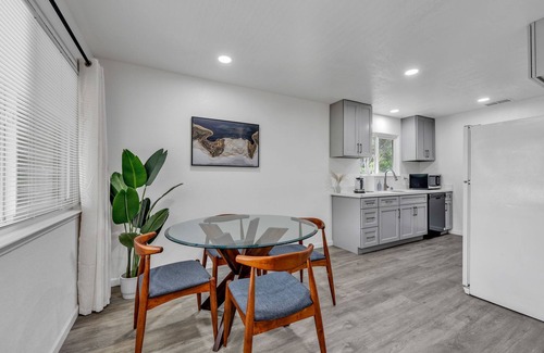 West San Jose Apartment | Cozy 2BR near Santana, w fast Wi Fi