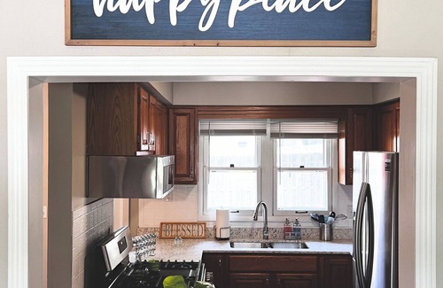 Davenport House | Cozy 2BR Ranch, within <10 mins to everything in QC!