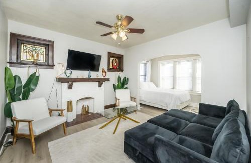The Southampton Apartment | Cozy 2BR St. Louis Convenient Loc. Near Downtown