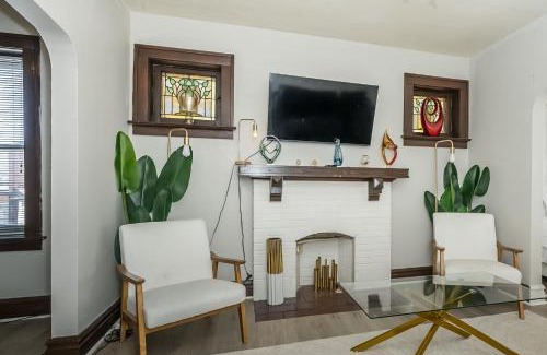 The Southampton Apartment | Cozy 2BR St. Louis Convenient Loc. Near Downtown